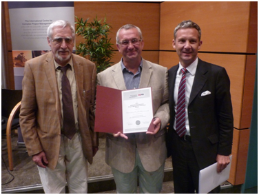 MSPI-Award Stifter Manfred Saynisch (links), Preisträger des MSPI-Awards Prof. Christophe Bredillet (Mite), Laudator Laudator Dr. Louis Klein (rechts)“